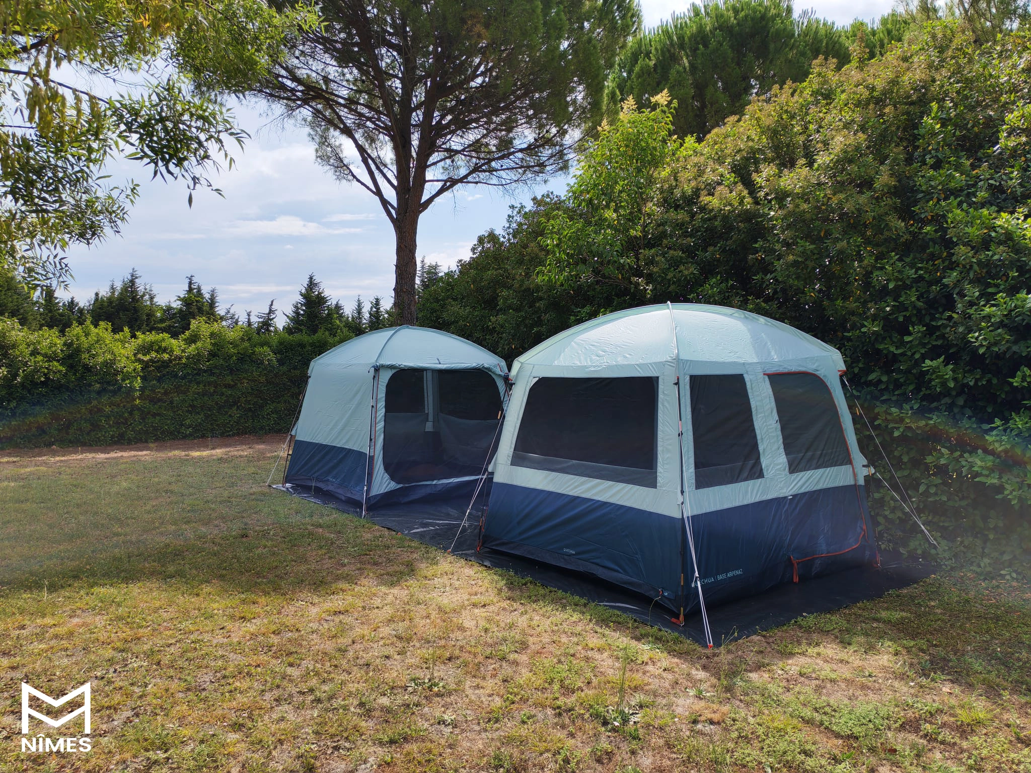 Tonnelles spacieuses et hautes, offrant un hébergement confortable et agréable.