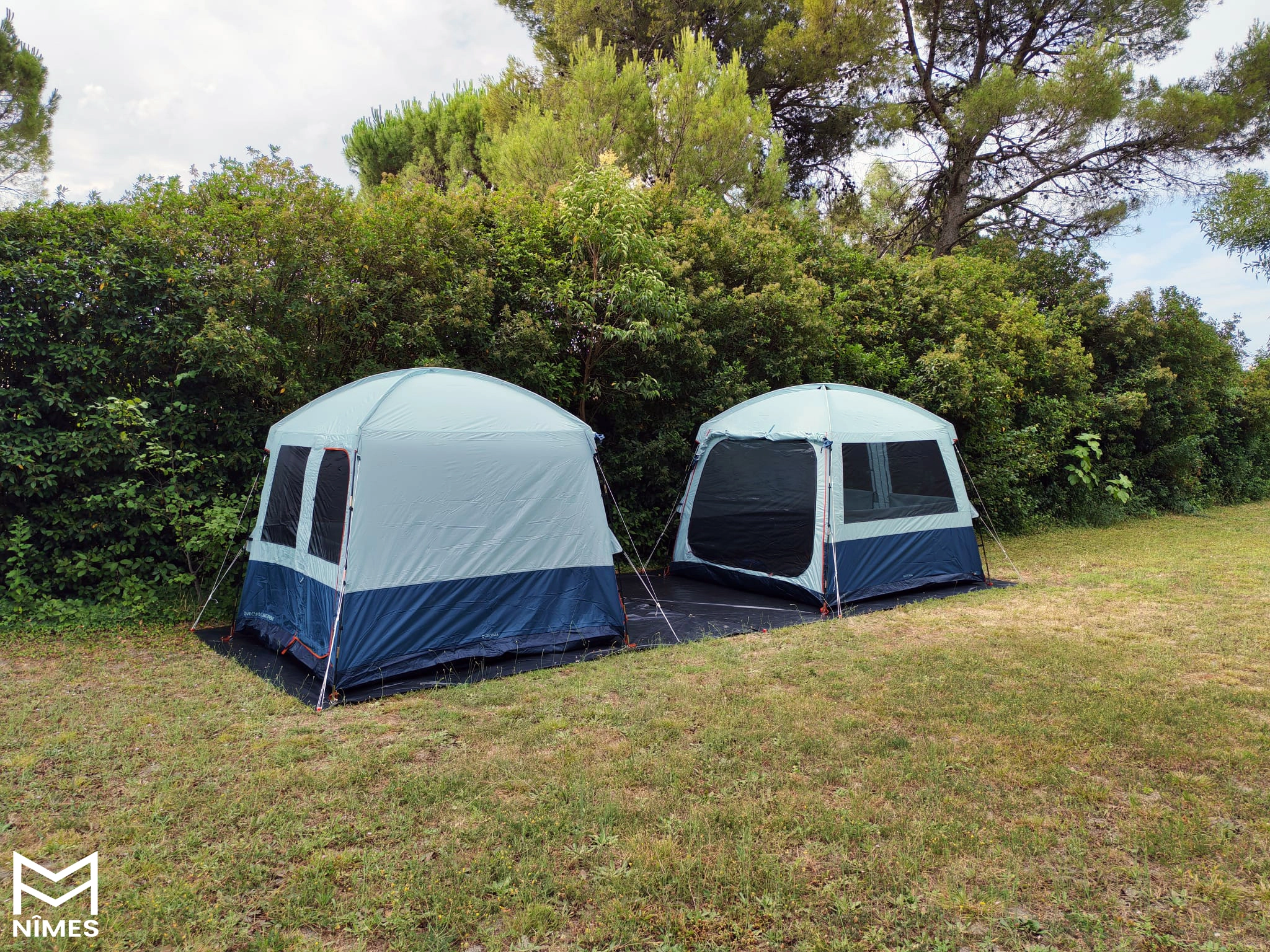 Tonnelles de camping aménagées pour accueillir des vacanciers en quête de calme et nature.