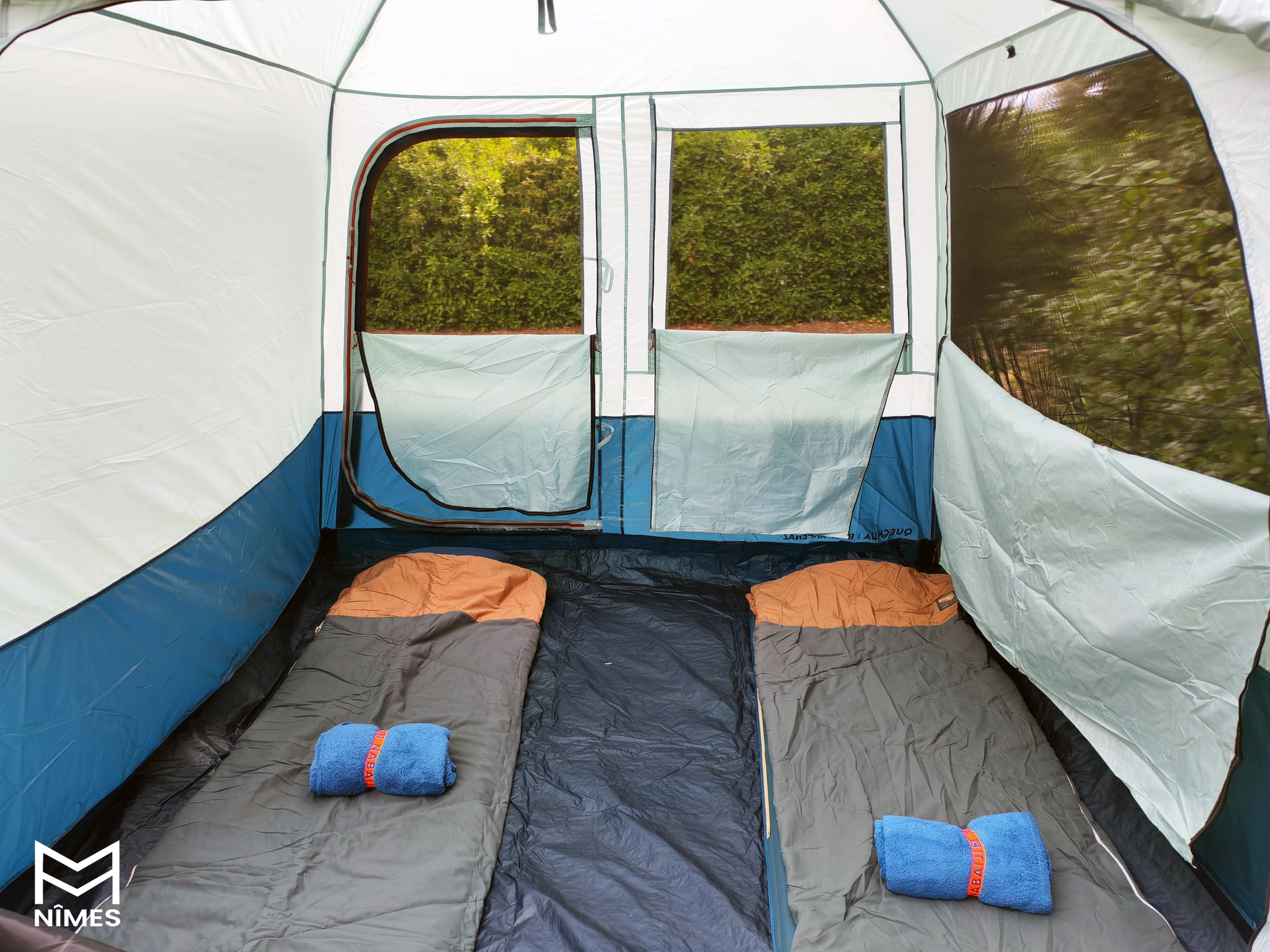 Matelas, sacs de couchage et oreillers pour un hébergement simple et douillet en jardin.