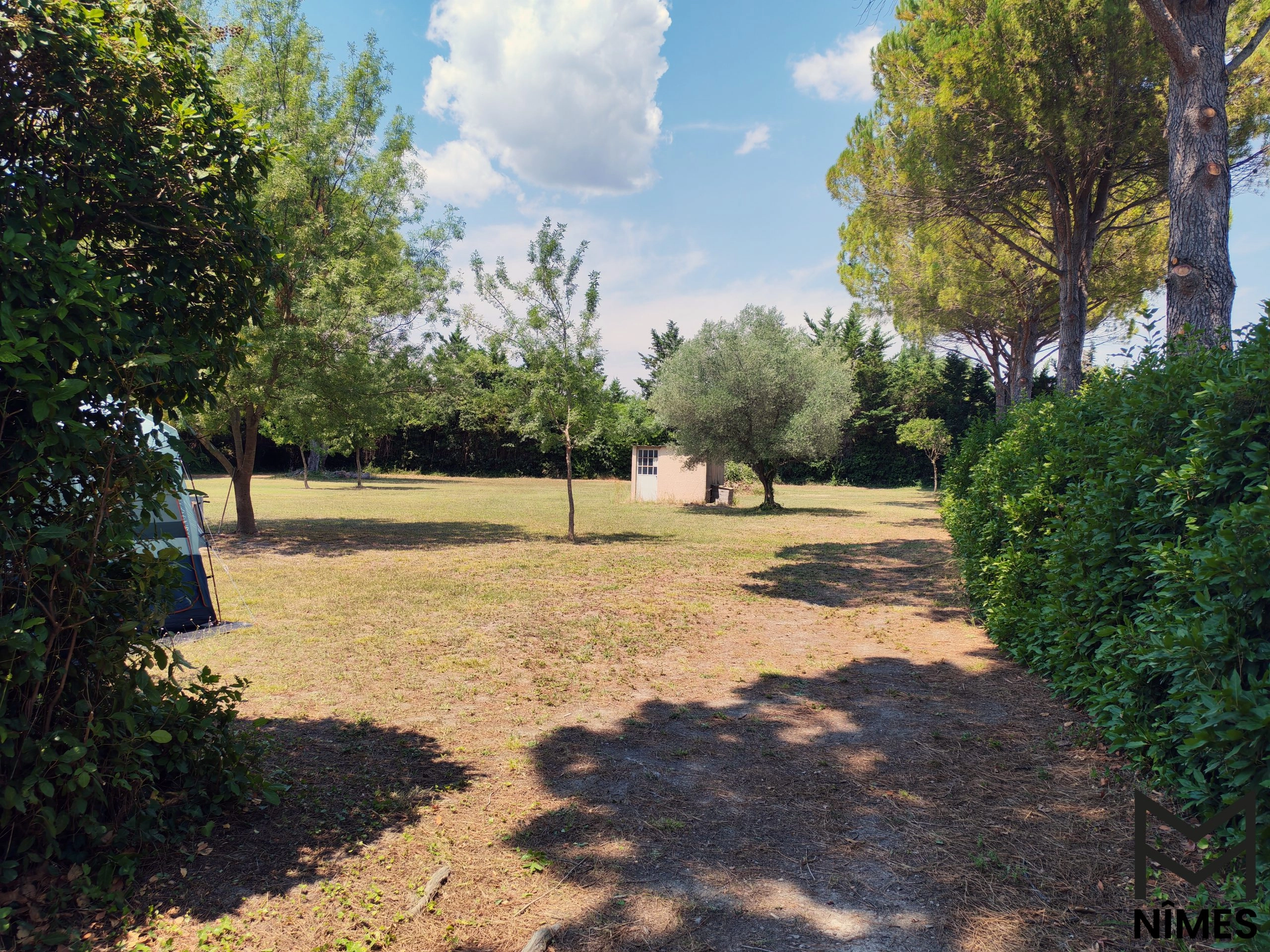 Plus de 7 000 m² de parc pour installer vos tentes et profiter d’un séjour en plein air.