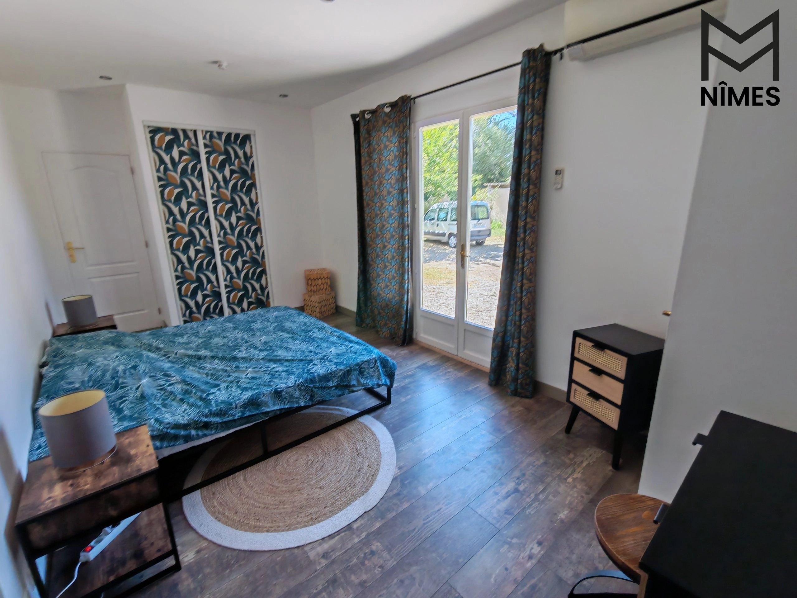 Chambre modulable avec grand lit double ou deux lits simples en configuration twin.