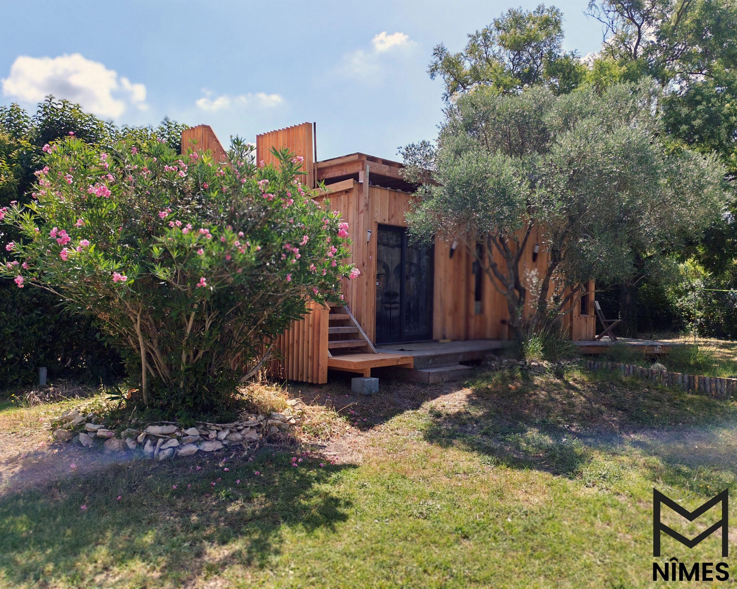 Le Cocoon, niché entre lauriers et oliviers, offre un écrin naturel propice à la détente.