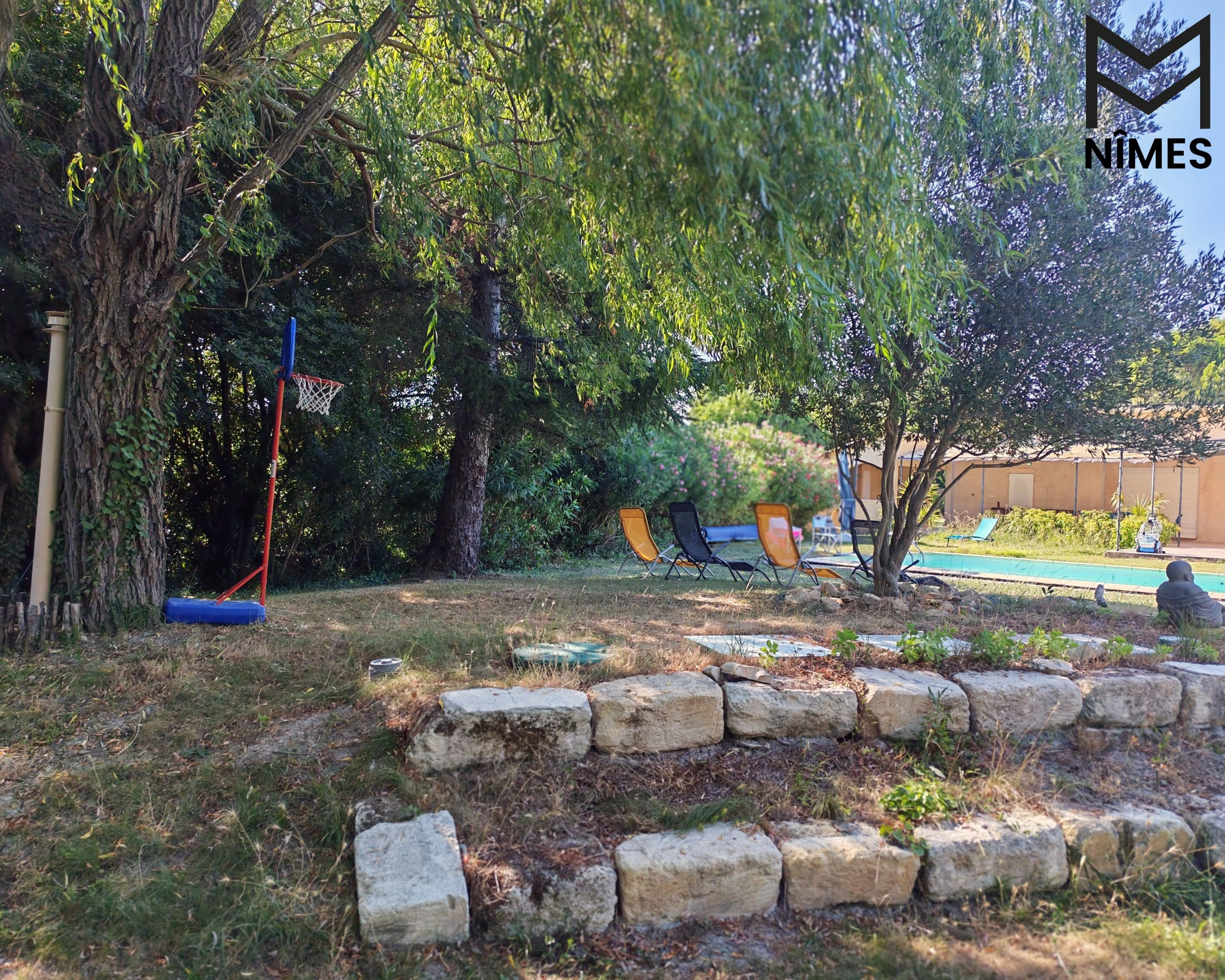 Panier de basket accessible à tous, petits et grands. Qui marquera le premier point ?