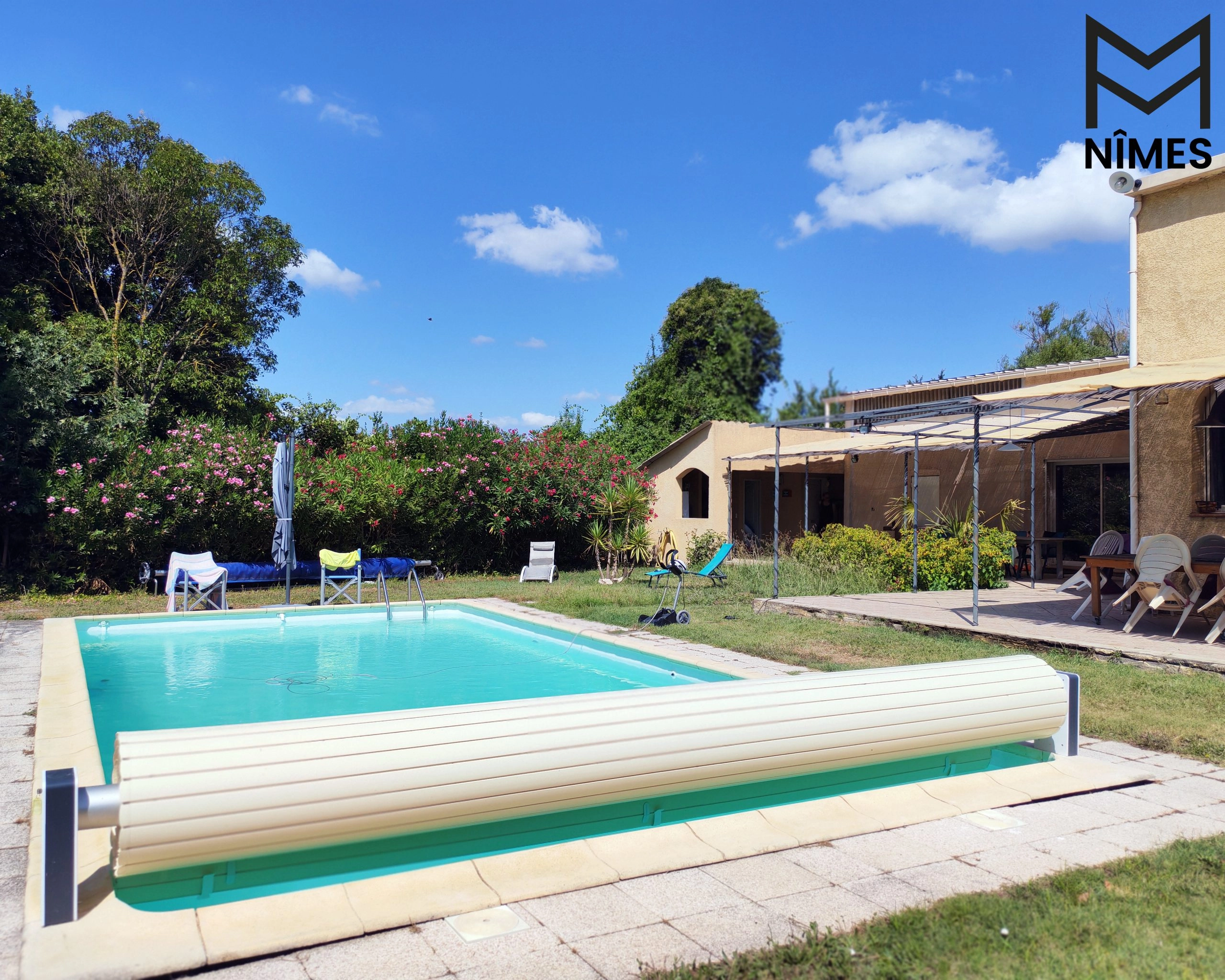 Volet roulant de sécurité protège la piscine, limitant l’accès pour les enfants.