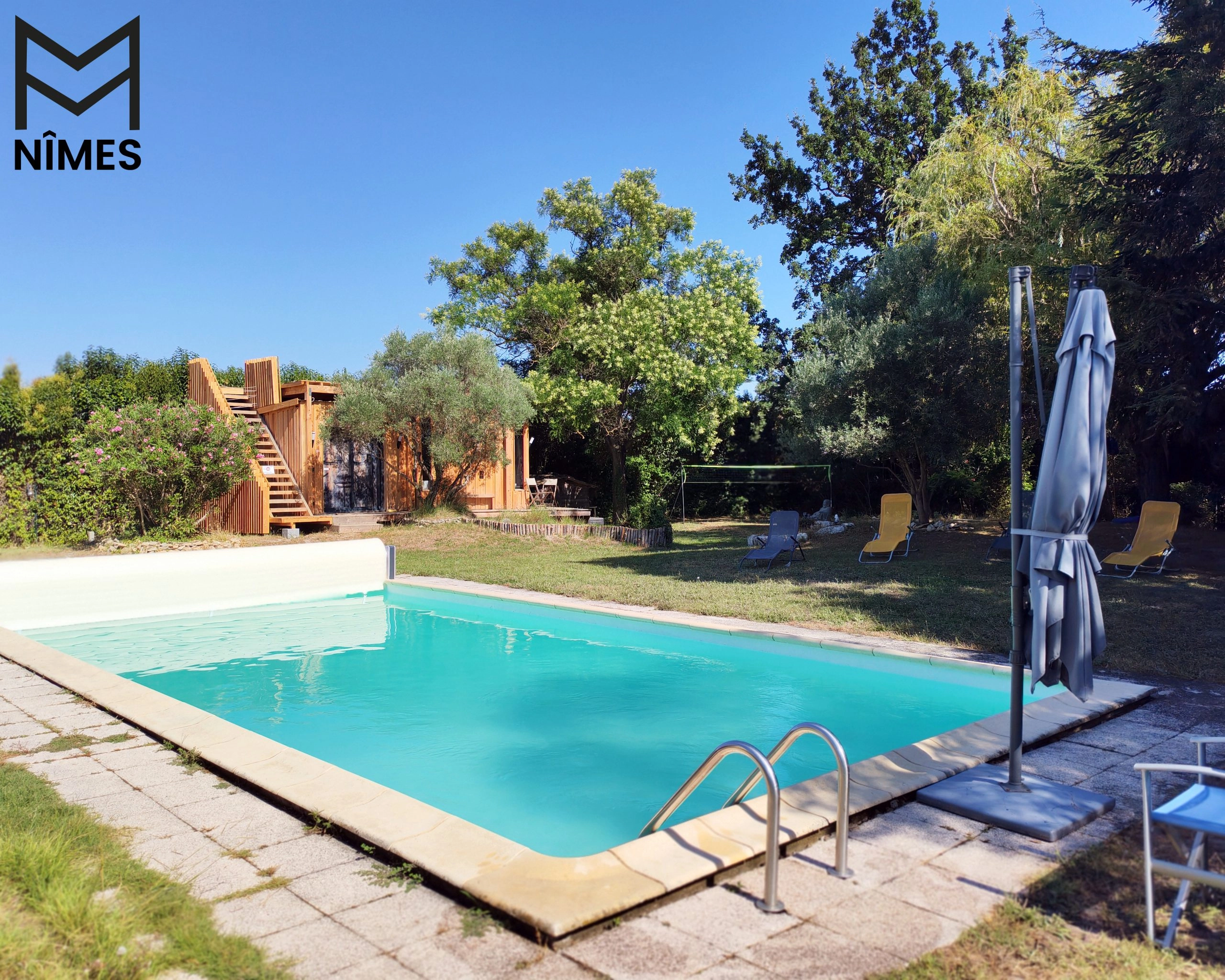 Piscine 10x5,5 m, profondeur 2,40 m, idéale pour la nage et la détente.