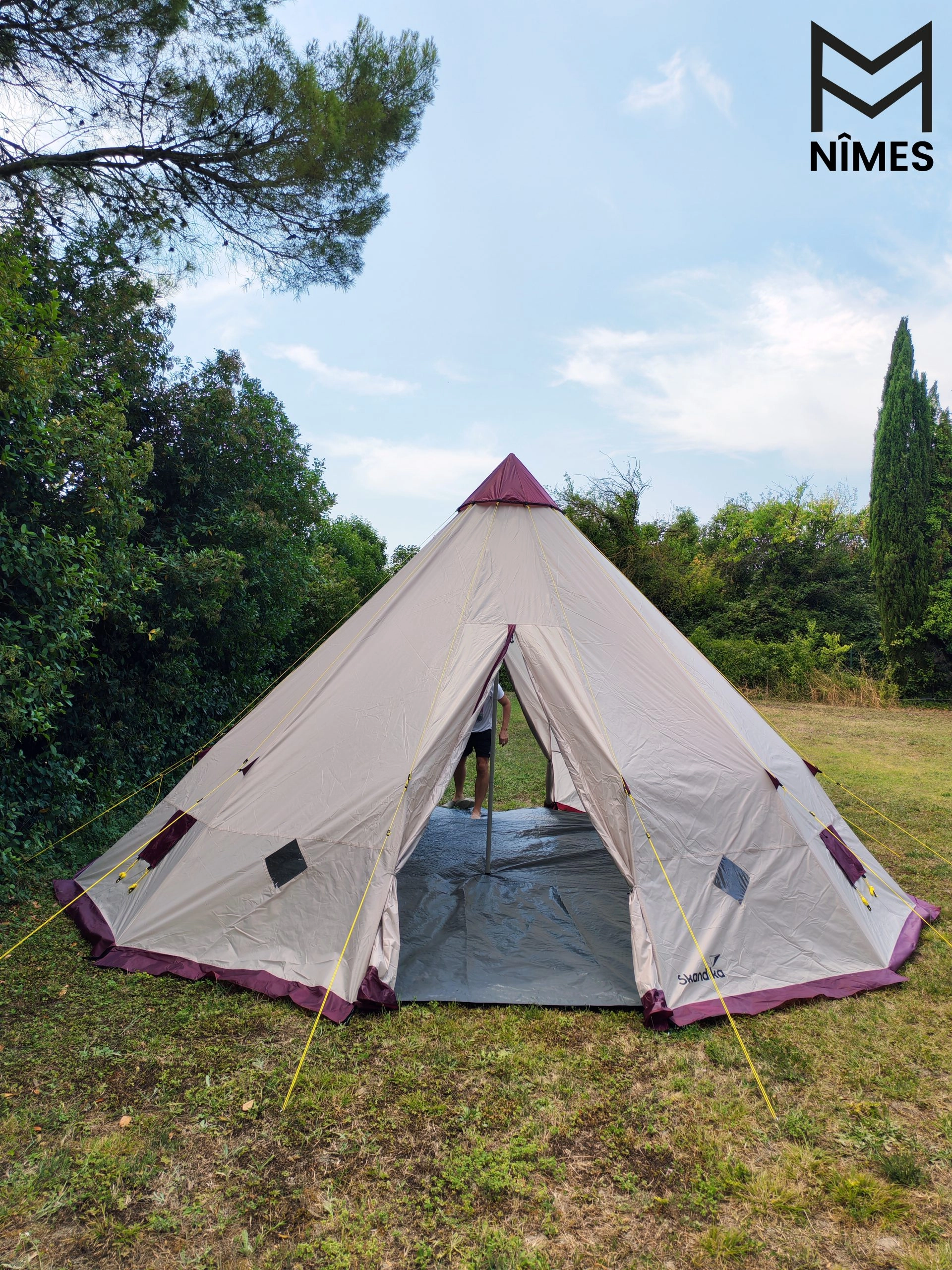 Grands tipis jusqu’à 8 pers., parfaits pour activités collectives en pleine nature.