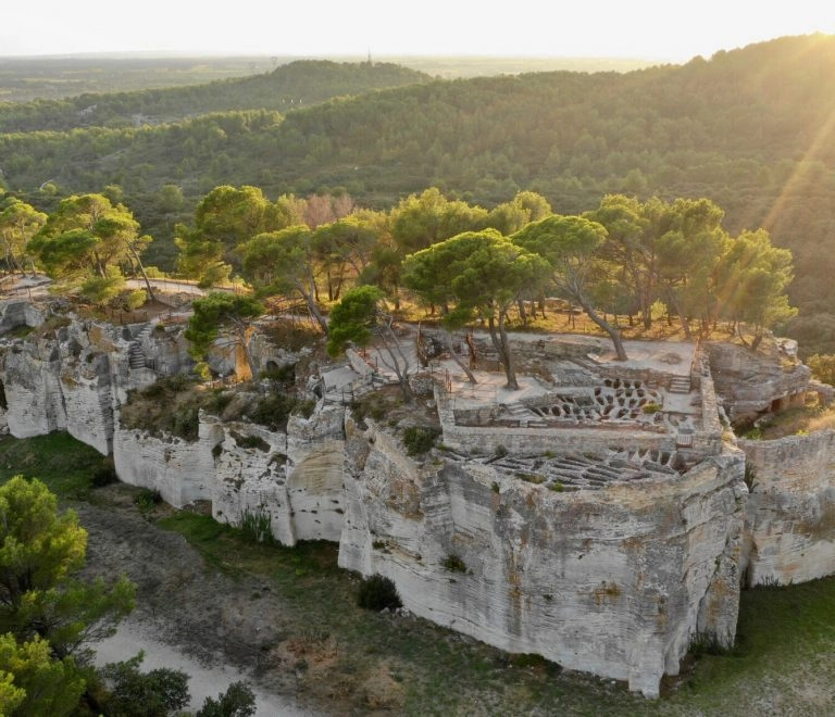 Panorama des carrières de pierre et forêt provençale.