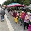 Marché local avec stands de fruits et légumes.