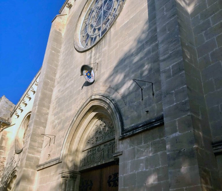 Façade d'une église avec vitrail circulaire.